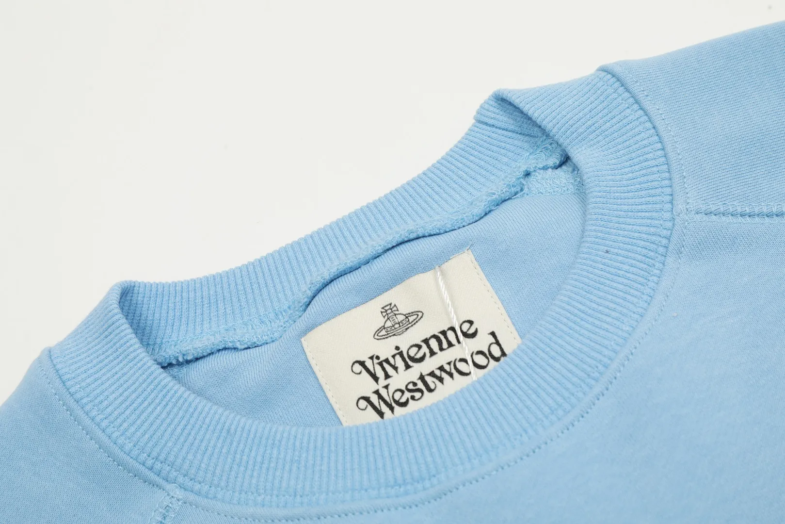 VIVI70# "Exclusive hot style" vivienne west wood West Queen Vivienne Saturn classic winning round neck sweatshirt 2024 top hot style No need to say more, directly open the details YB mold opening Correct overlock neckline details ⚠️The authentic product is the overlock threaded collar without a collar strip. Our family only makes the right version. We are careful to make sure that the first release of the Queen Mother on the whole network is correct. The full range of correct accessories and every detail is completely restored. Straight up to full Size: XS-L
